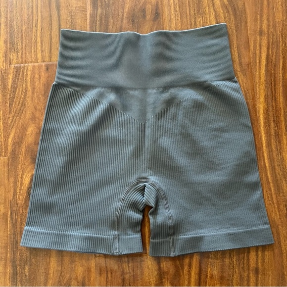 Amazon Gray Ribbed Bike Exercise Shorts size small - Picture 4 of 4